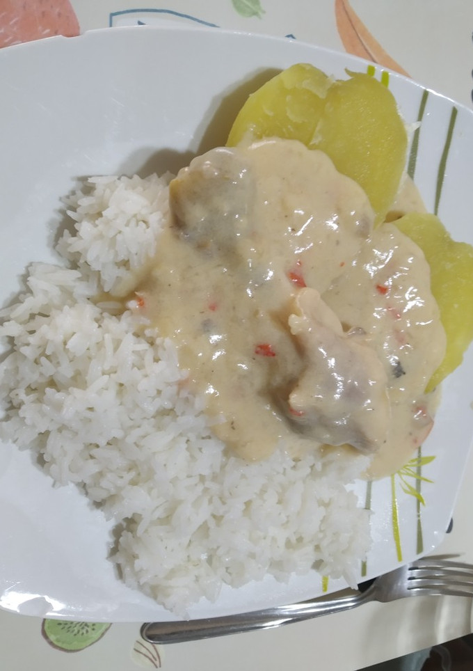 Una foto de Pollo con champiñones