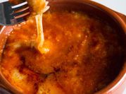 Una foto de queso provolone al microondas
