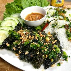 A picture of Grilled Beef Wrapped Betel Leaves | Bò Nướng Lá Lốt.