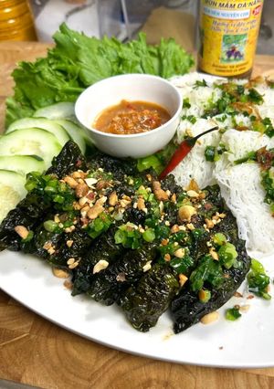A picture of Grilled Beef Wrapped Betel Leaves | Bò Nướng Lá Lốt.