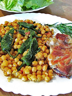 Una foto de Muslo de pollo con garbanzos tostados y pimientos de Padrón al estragón - plato único