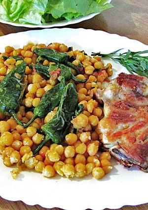 Foto principal de Muslo de pollo con garbanzos tostados y pimientos de Padrón al estragón - plato único