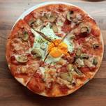 Pizza con jamón York, queso, champiñones y huevo