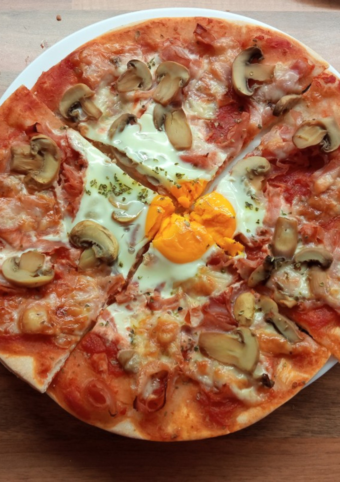 Una foto de Pizza con jamón York, queso, champiñones y huevo