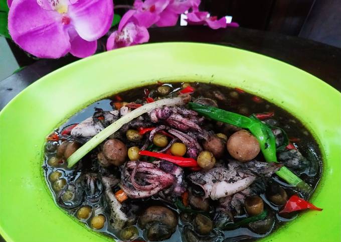 Langkah Mudah untuk Menyiapkan Cumi kuah hitam dengan jamur kancing dan kacang polong Anti Gagal