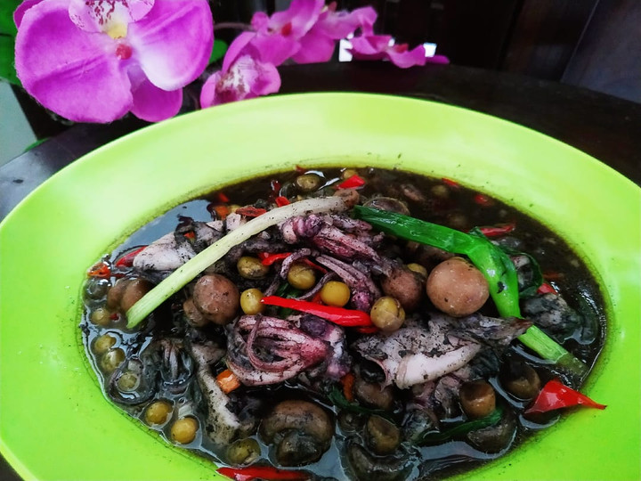 Langkah Mudah untuk Menyiapkan Cumi kuah hitam dengan jamur kancing dan kacang polong Anti Gagal