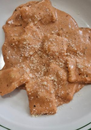 Una foto de Ravioles con salsa rosa de mi mamá
