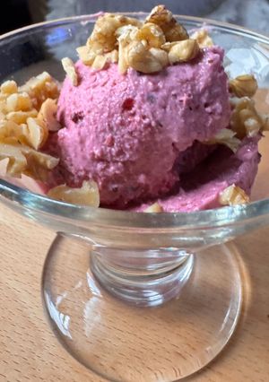 Una foto de HELADO de FRUTOS ROJOS y NUECES