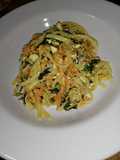 Pasta combinada con zanahoria y espinacas