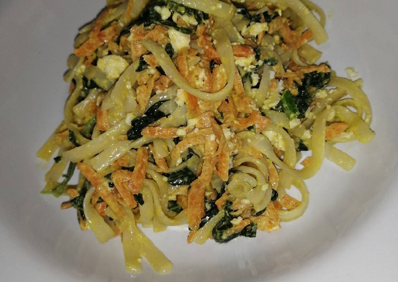 Pasta combinada con zanahoria y espinacas