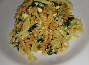 Una foto de Pasta combinada con zanahoria y espinacas