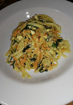 Una foto de Pasta combinada con zanahoria y espinacas