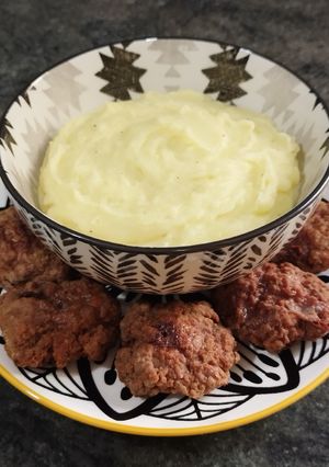 Una foto de Puré de patata con filetes rusos