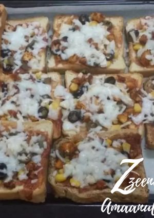A picture of Oven Baked Chicken Loaded Bread Pizzas.