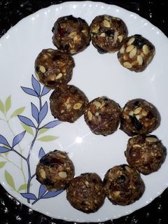 खजूर ड्रायफ्रूट लाडूू (khajur dry fruits ladoo recipe in marathi) रेसिपी चे मुख्य फोटो