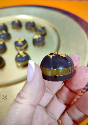 Una foto de Bombones de chocolate negro y naranja