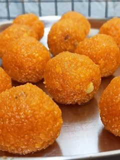 மோத்திச்சூர் லட்டு(mothichoor laddu recipe in tamil) செய்முறை முக்கிய புகைப்படம்