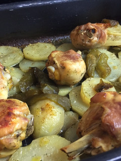 Una foto de Pollo al horno con patatas panaderas y pimientos asados