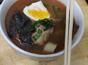 Una foto de sopa con alga nori