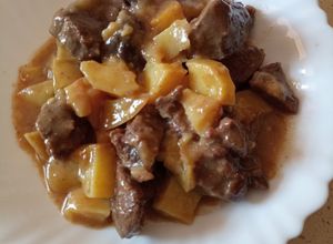 Foto principal de Corzo con patatas fritas en salsa (olla express)