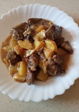 Una foto de Corzo con patatas fritas en salsa (olla express)