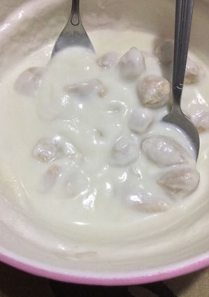 A picture of Methi dahi bondi.