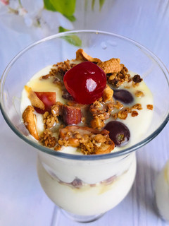 A picture of Granola parfait.
