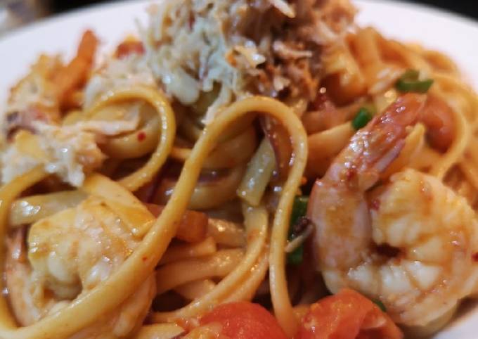 Korean chilli flakes, garlic, soy, prawn and crab linguine Recipe by
