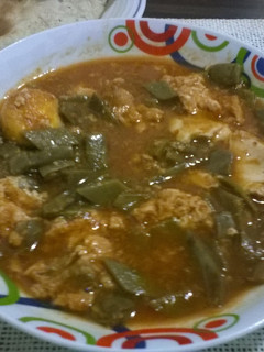 Una foto de Nopalitos en salsa de chile guajillo con huevos ahogados (Olla de cocción lenta-SlowCooker-CrockPot)