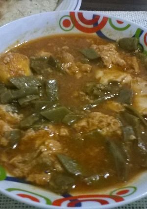 Una foto de Nopalitos en salsa de chile guajillo con huevos ahogados (Olla de cocción lenta-SlowCooker-CrockPot)
