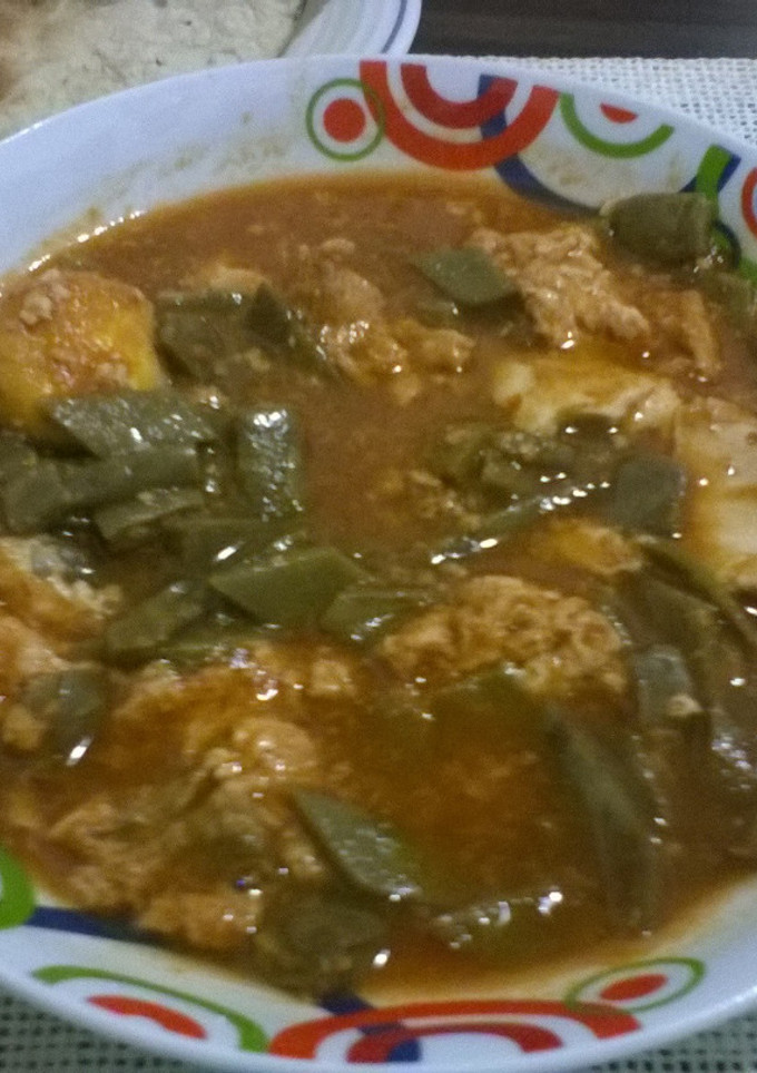 Una foto de Nopalitos en salsa de chile guajillo con huevos ahogados (Olla de cocción lenta-SlowCooker-CrockPot)