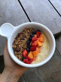 Una foto de Smoothie bowl con frutas y granola - vegano🌱