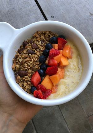 Una foto de Smoothie bowl con frutas y granola - vegano🌱
