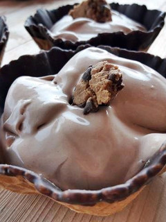 Una foto de Helado cremoso de chocolate negro