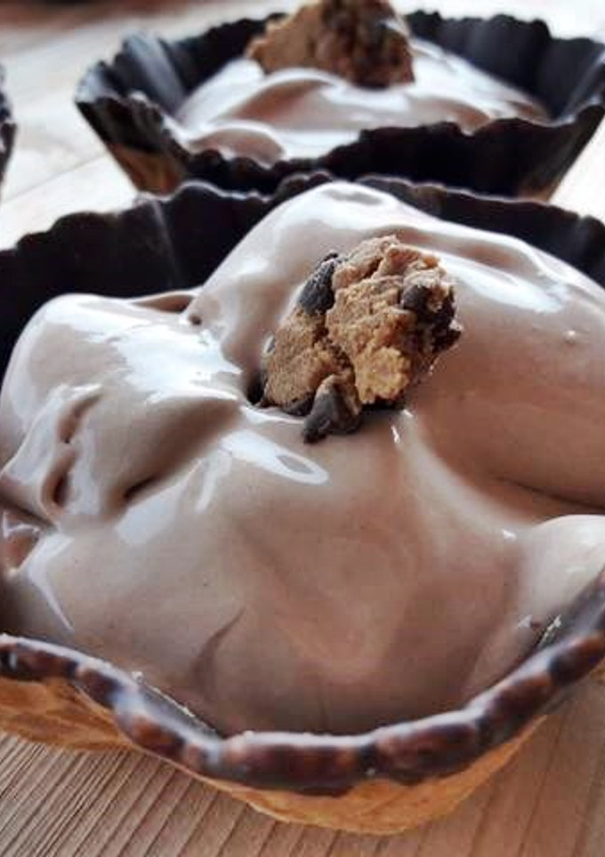 Una foto de Helado cremoso de chocolate negro