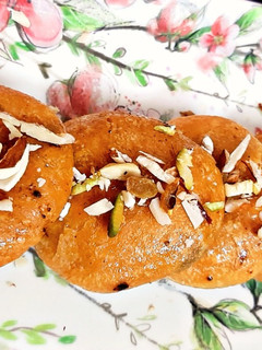 मावा कचौड़ी (Mawa kachori recipe in Hindi) रेसिपी मुख्य फोटो