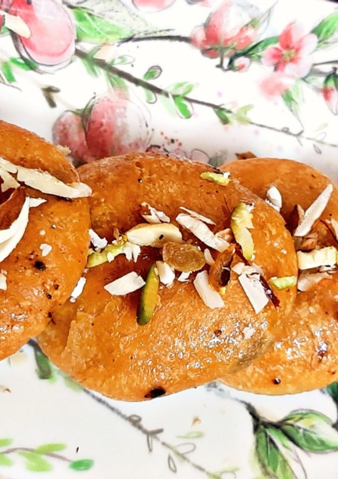 मावा कचौड़ी (Mawa kachori recipe in Hindi) रेसिपी मुख्य फोटो