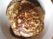 Una foto de panqueques con yogurt