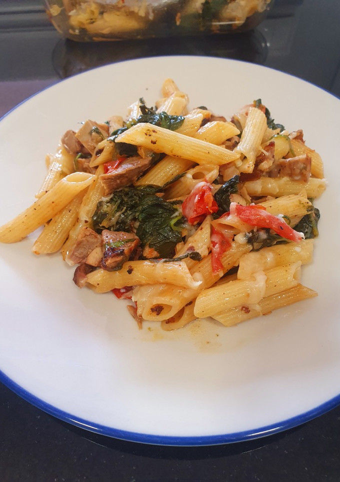 Una foto de Macarrones con sobras de pollo asado y verduras