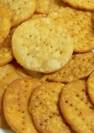 पपड़ी/मठरी (Papdi/Mathri recipe in Hindi) रेसिपी मुख्य फोटो