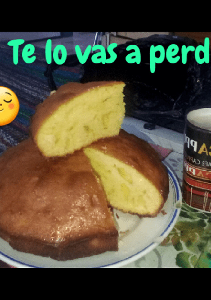 Una foto de Bizcochuelo casero de limón 🍋