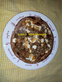 Foto di Pizza con Farina Integrale Salsiccia e Provola