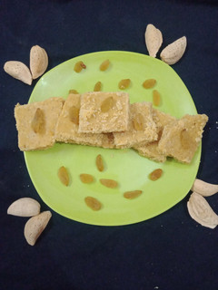 सूजी और बेसन की बर्फी (Suji Aur Besan ki barfi recipe in Hindi) रेसिपी मुख्य फोटो