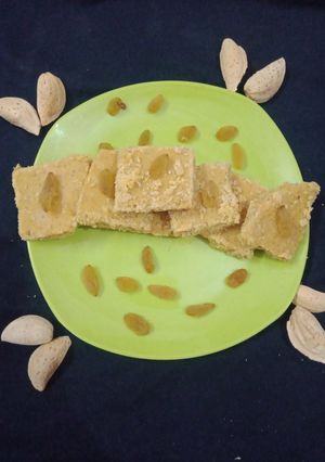 सूजी और बेसन की बर्फी (Suji Aur Besan ki barfi recipe in Hindi) रेसिपी मुख्य फोटो