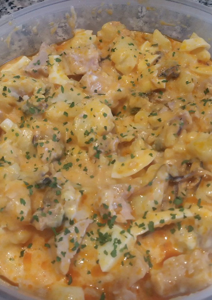 Una foto de Ensalada de patatas cocidas con mejillones y atún