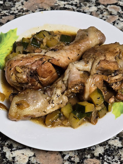 Una foto de Pollo con calabacín