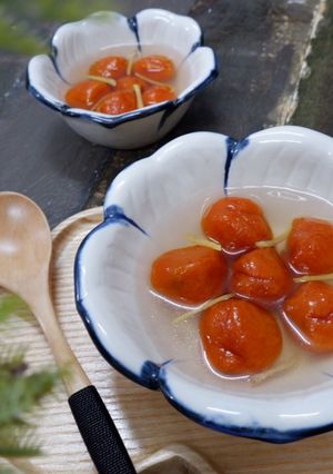 Hình của món Chè Bột Lọc Gấc Heo Quay.