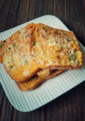 चीझ गार्लिक ऑम्लेट टोस्ट (Omelette toast recipe in Marathi) रेसिपी चे मुख्य फोटो 