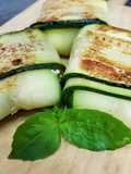 Fagottini di zucchini con feta, noci e basilico