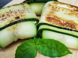 Fagottini di zucchini con feta, noci e basilico